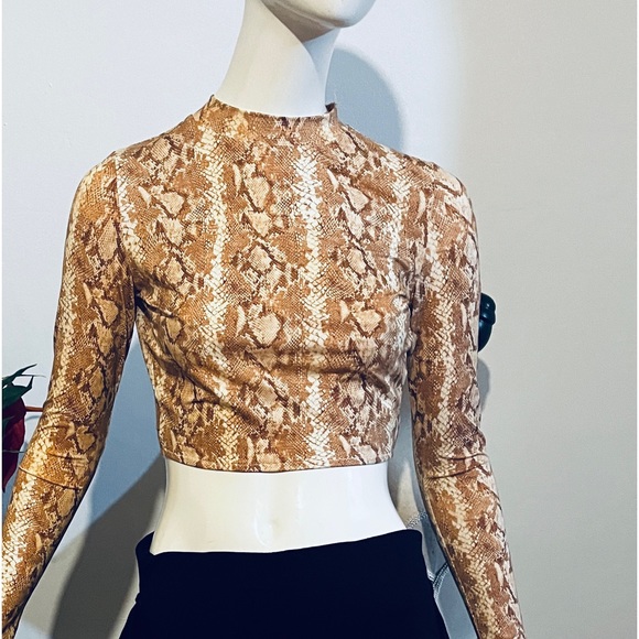 Vitamin A Remy Rashguard crop top - Picture 5 of 8